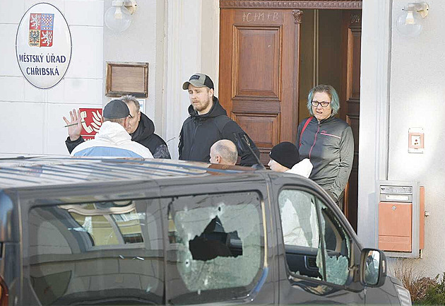 Starosta Chřibské je po střelbě stále v nemocnici, policisté se vracejí do služby