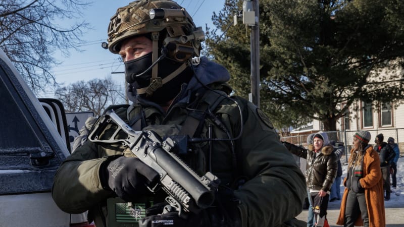PŘEHLEDNĚ: Mával zbraní a byl to vrah, tvrdí Trumpův tým o oběti protestů. Videa to vyvrací