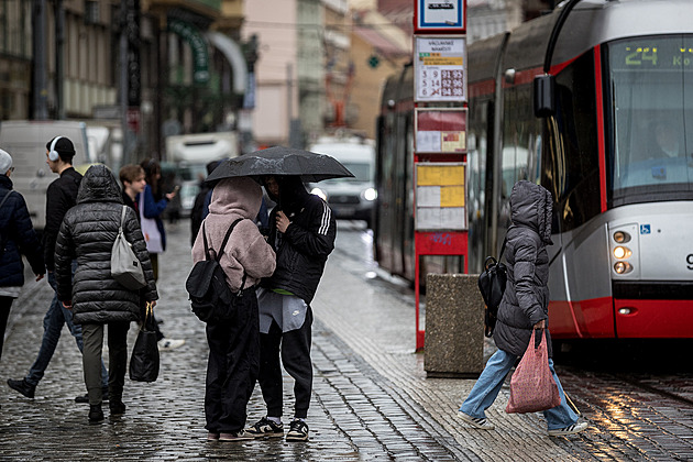 Drahá výjimečnost. Pražané vydělávají víc, platí za to ale stresem i vysokými cenami