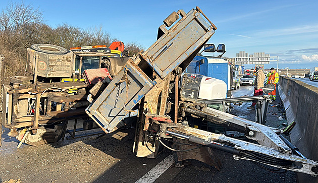Na Pražském okruhu se převrátil náklaďák převážející bagr, tvořily se kolony
