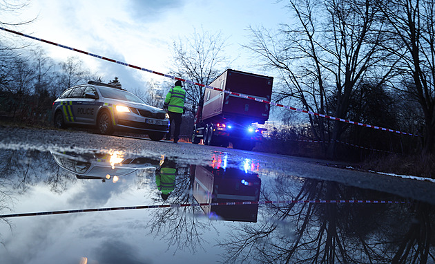 Zmizelého potápěče hledají psi i čluny, kvůli proudům vypnuli elektrárnu