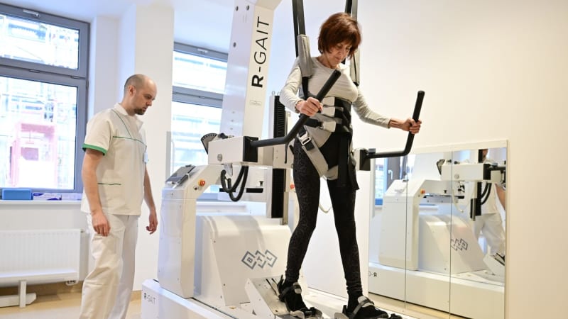 Robotický chodník pomáhá pacientům v brněnské nemocnici. Léčí pomocí napodobování chůze