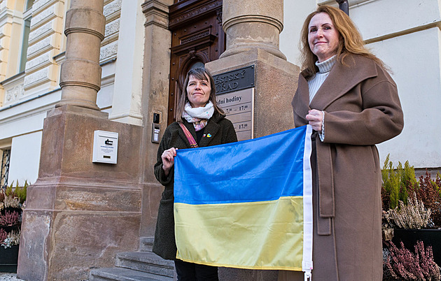 Vedení Loun odmítlo vyvěsit vlajku Ukrajiny, opozice ji přinesla před radnici