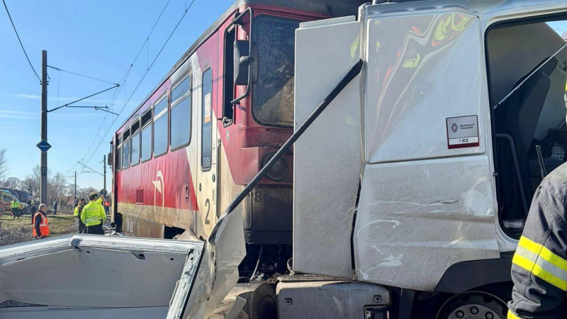 Tragédie na Slovensku: Při srážce vlaku s kamionem došlo k požáru, na místě zahynul člověk