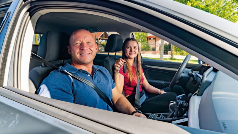 Nové druhy řidičáků táhnou: Mladí řidiči přibývají rekordní rychlostí, roste i bezpečnost