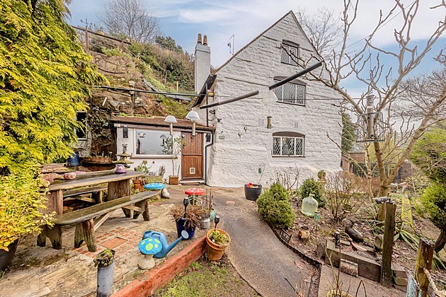 Vypadá jako tuctový domek. Pod tunami kamene se však skrývá nečekaný unikát