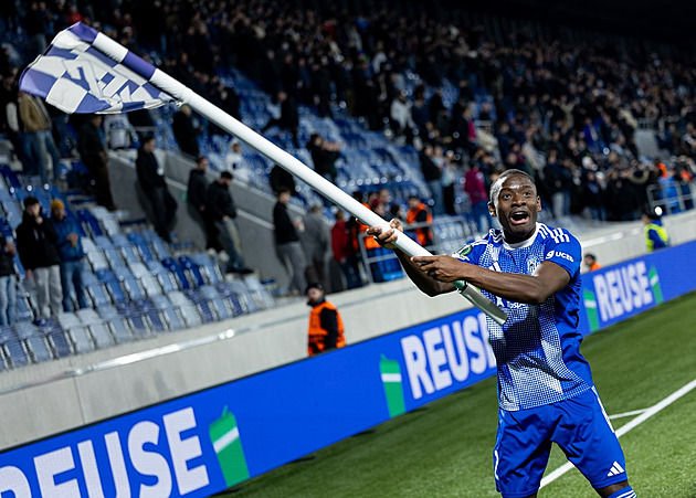 OBRAZEM: Takhle slaví Sigma! Legrace s rohovým praporkem, zpíval i Hapal