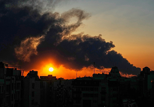 Trump chce bezpodmínečnou kapitulaci. Chameneího bunkr zasypala stovka bomb