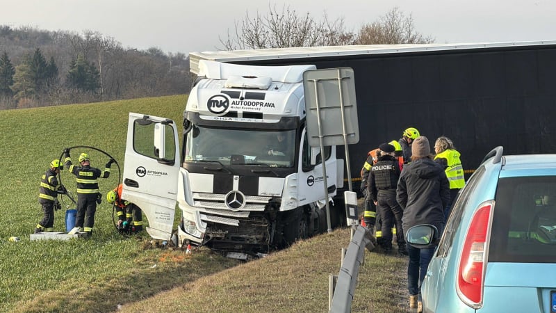 Tragédie na Kladensku: Srážku kamionu s autem nepřežili dva lidé, uniklo 700 litrů nafty