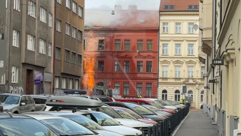 Proč hasiči požár plynu v Praze nemohli uhasit hned? Expert vysvětlil taktiku zásahu