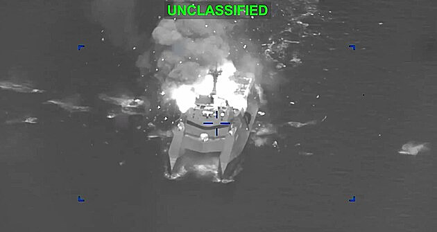 VIDEO: Jeden zásah za druhým. Američané ukázali ničení íránských lodí u Hormuzu