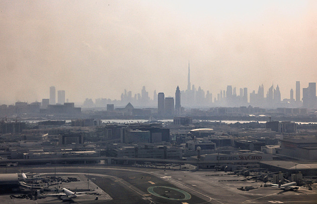 „Se zájezdem počítejte.“ V Dubaji padají drony, Čechy tam cestovka přesto posílala