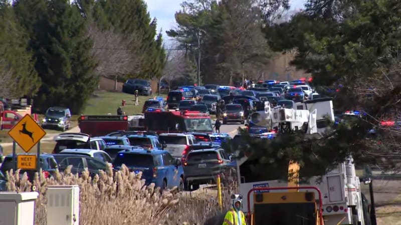 Střelba v synagoze v Michiganu: Policie hledá pachatele, z budovy stoupá dým