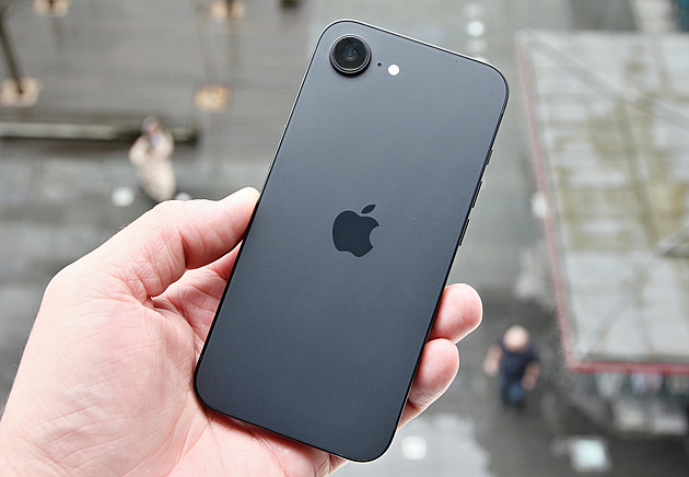 Levný iPhone je ještě výhodnější. Rozbalili jsme novinku