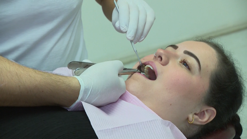 Bolest, která nedá člověku spát. Lékaři varují před častou chybou pacientů se zuby moudrosti