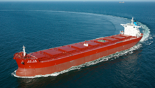 Obavy o dodávky ropy přetrvávají, trhy vyhlížejí uvolnění nouzových rezerv