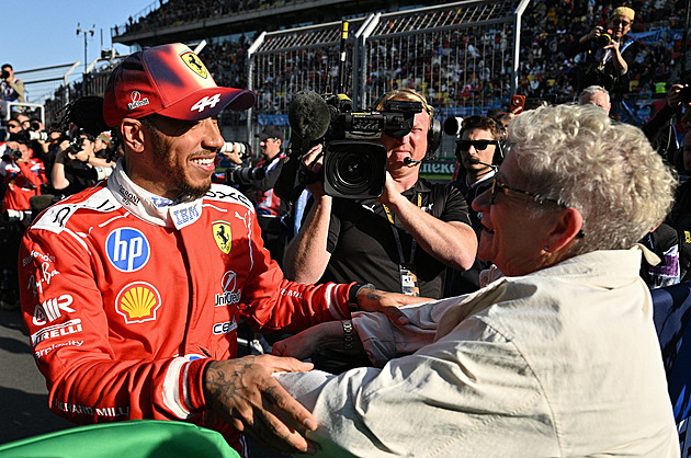 Hamilton děkoval maminkám: Bez vás bych nebyl, kým jsem. Pak jim přivezl pódium