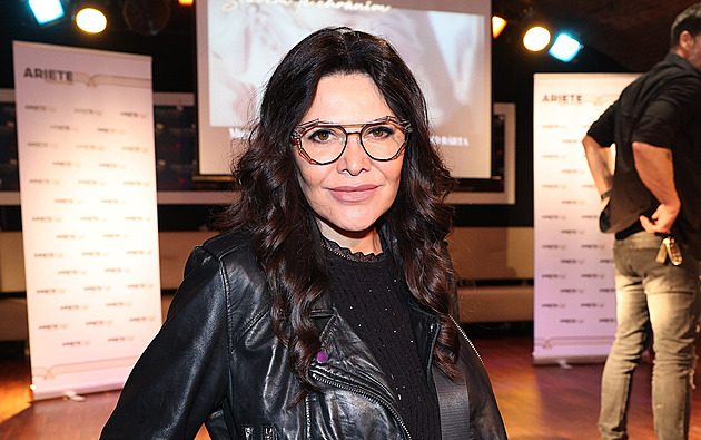 Zpěvačka Ilona Csáková hubne na přístroji s elektrickými výboji