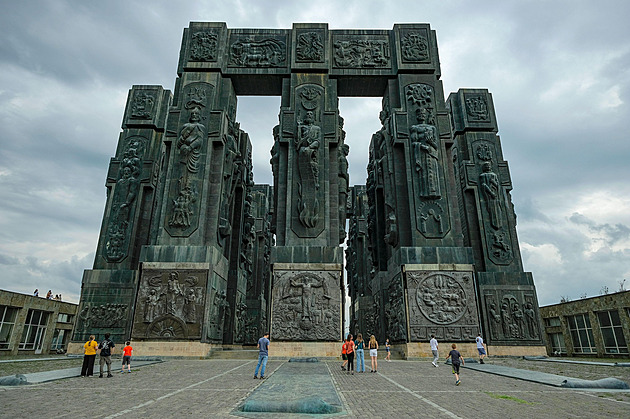 Nad Tbilisi se tyčí tajemný monument. Tuto gruzínskou památku turisté neznají