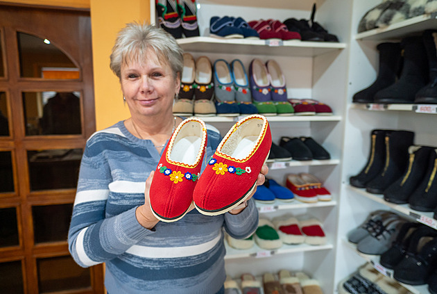 Poslední papučáři v Kloboukách. Manželé udržují tradiční řemeslo i v důchodu