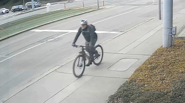 Cyklista použil násilí kvůli výtce, že jel po chodníku. Důchodce skončil na chirurgii