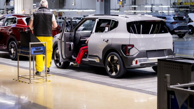 Jeden z nejdostupnějších elektromobilů se začal vyrábět na Slovensku. Kia EV2 má oficiální české ceny