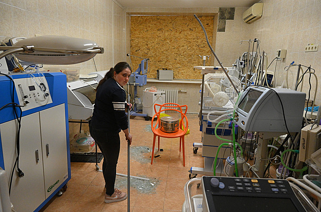 Rusové zasáhli porodnici v Oděse, Ukrajinci udeřili na rafinerii a továrny