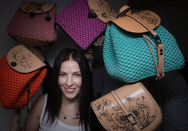 Tetovat lidi ji stresovalo. Teď žena inkoustem zdobí batohy i kabelky