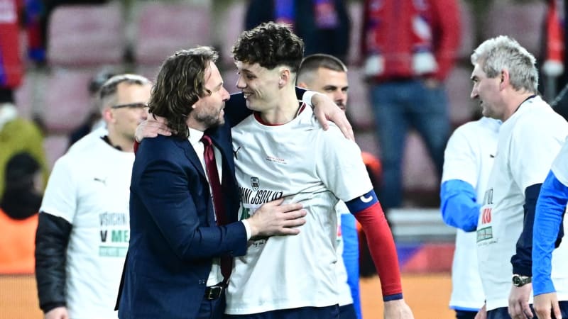 Divoké video z české kabiny: Fotbalisté po postupu zpívali hit Dary Rolins. Tančil i Nedvěd