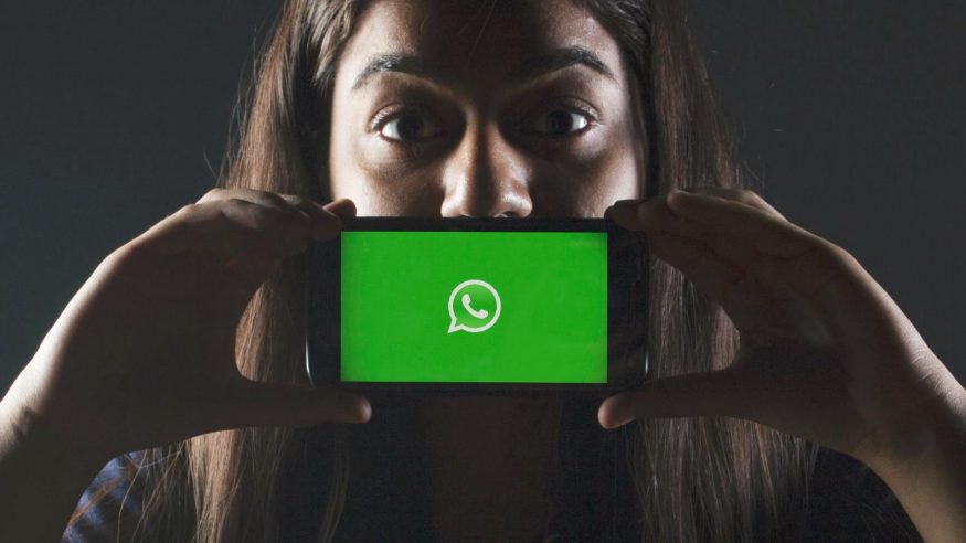 Nemáte v mobilu falešný WhatsApp? Dokáže číst zprávy i zapnout kameru