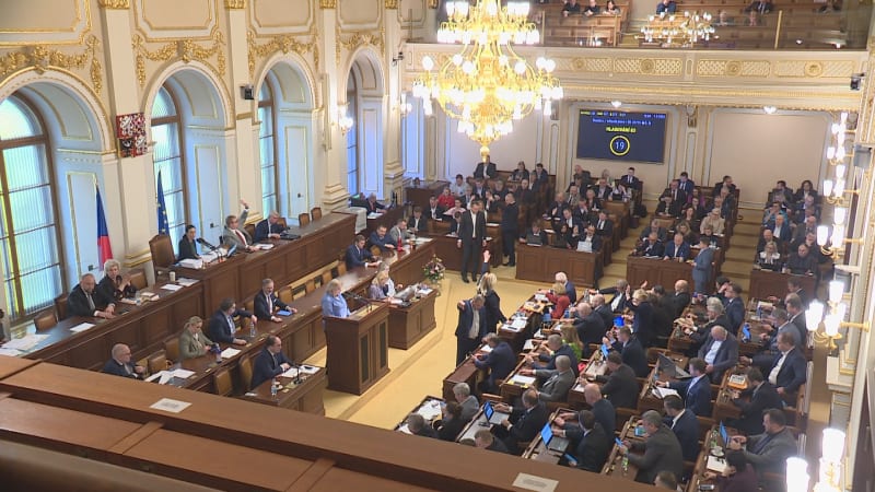 Politické strany v červených číslech: Kolik daly za kampaň a kdo si musel půjčit miliony?