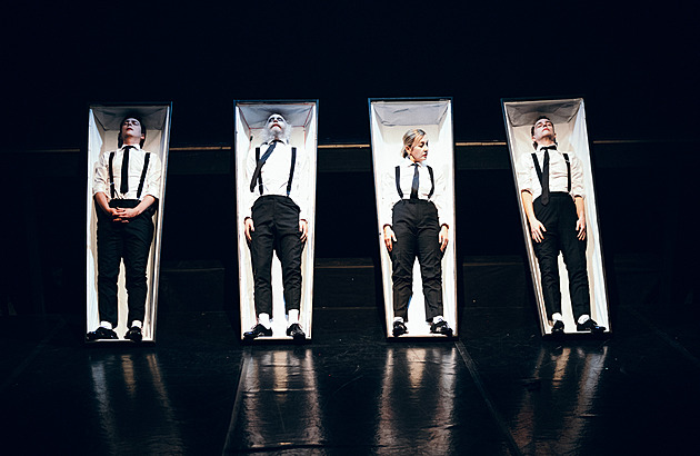 RECENZE: Je libo veletrh rakví? Hybnerová pojala pohřeb jako vtipnou klauniádu