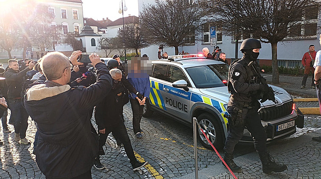 Žalobce žádá vazbu pro obviněného z útoku na zbrojovku, rozhodne soud