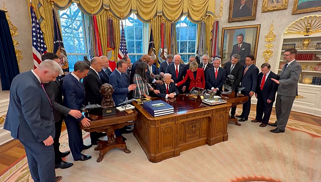 Zachráněný pilot jako vzkříšený Ježíš. Bůh je na naší straně, řekl Trump