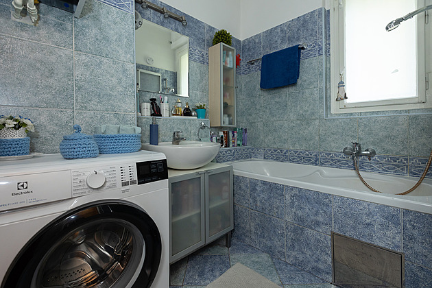 Čištění spár v koupelně bez námahy. Stačí dvě věci, které máte v kuchyni