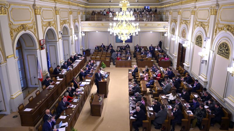 ON-LINE: Horko ve Sněmovně. Odstartovala ostrá debata o palivech i veřejnoprávních médiích