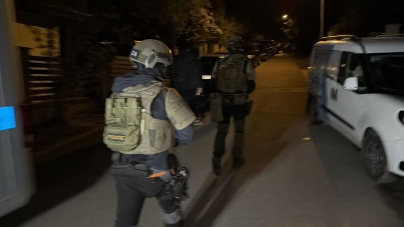 Zásahovka v akci, na místě je raněný. V Šestajovicích probíhá policejní akce kvůli drogám