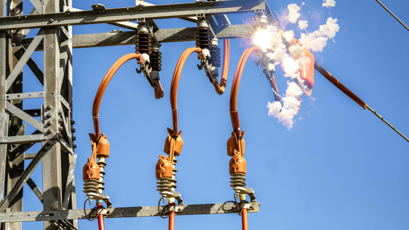 Dvojčata se ve smrti objímala. O život je v Itálii připravil výboj elektrického proudu