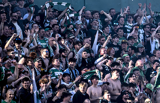 Speciální gratulant v kabině Bohemians. Z tribuny fandila i Vondráčková