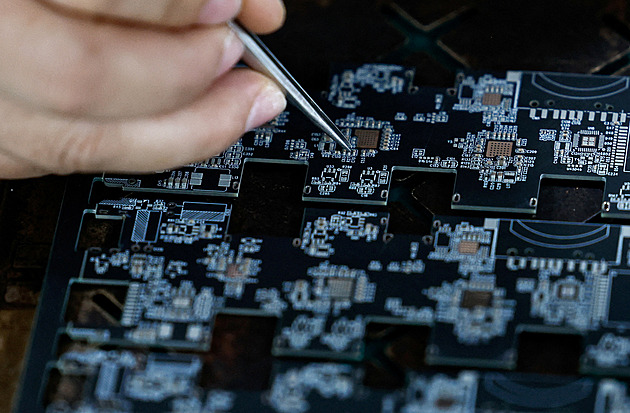 Chaos v dodávkách nekončí. Válka zdražila i klíčové díly pro telefony a počítače