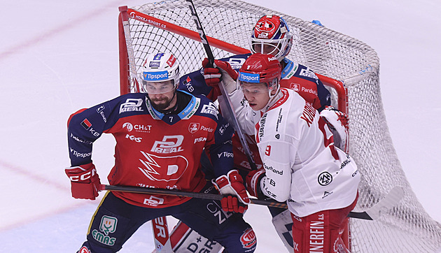 ONLINE: Třinec - Pardubice 3:4. Hosté přežili oslabení, následně slaví Mandát