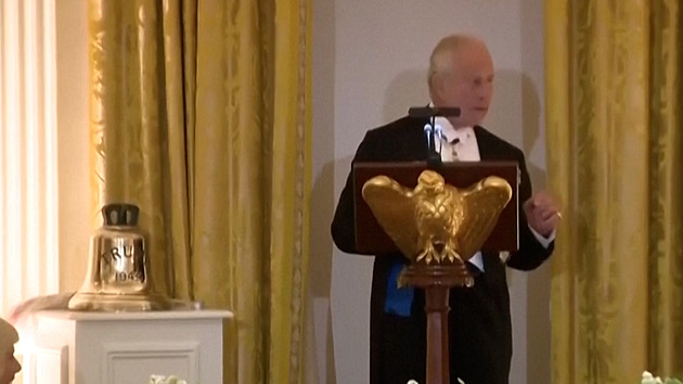 Tady je zvon z ponorky Trump. Zazvoňte, až budete potřebovat, řekl král Trumpovi