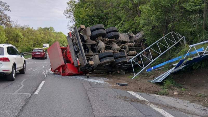Dopravní kolaps u Prahy: Na Strakonické  se převrhl autojeřáb, tvoří se dlouhé kolony