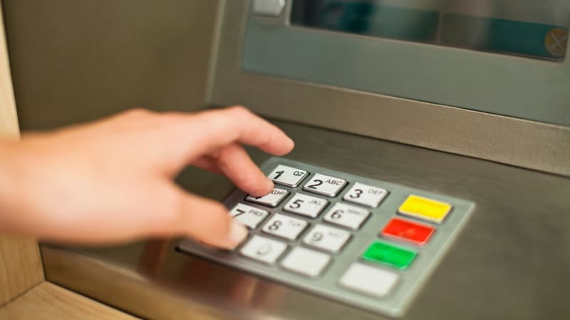 Velká banka chystá odstávku důležitých služeb. Potrvá přes pět hodin, varovala