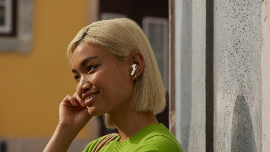 Opravdu je to novinka? Oslavovanou funkci sluchátek AirPods jsme vyzkoušeli už před rokem
