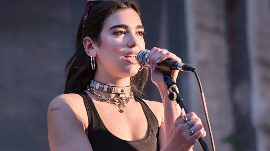 Zpěvačka Dua Lipa jde tvrdě proti Samsungu. Za nedovolené použití fotografie chce přes 300 milionů