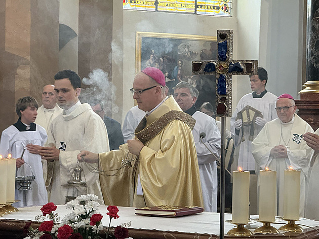 V Jablonném začala mše, vrátí se lebka svaté Zdislavy. K vidění bude jen pár hodin