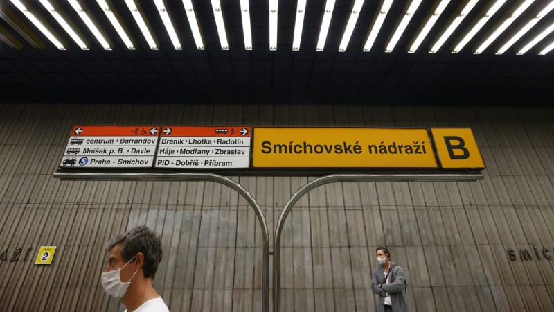 Dopravní chaos v Praze: Část metra B stála. Cestující museli využít náhradní autobusy
