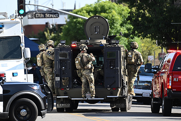 Muž se zabarikádoval s rukojmími v budově banky. Zastřelili ho agenti FBI