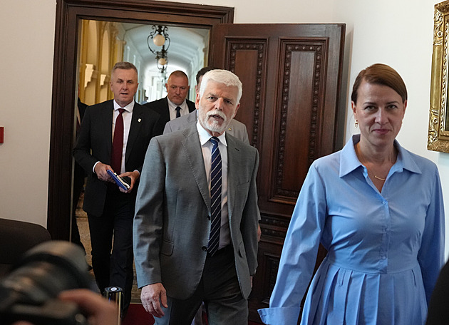 Pavel přišel pěšky na vládu, chce s ní mluvit o účasti na summitu NATO